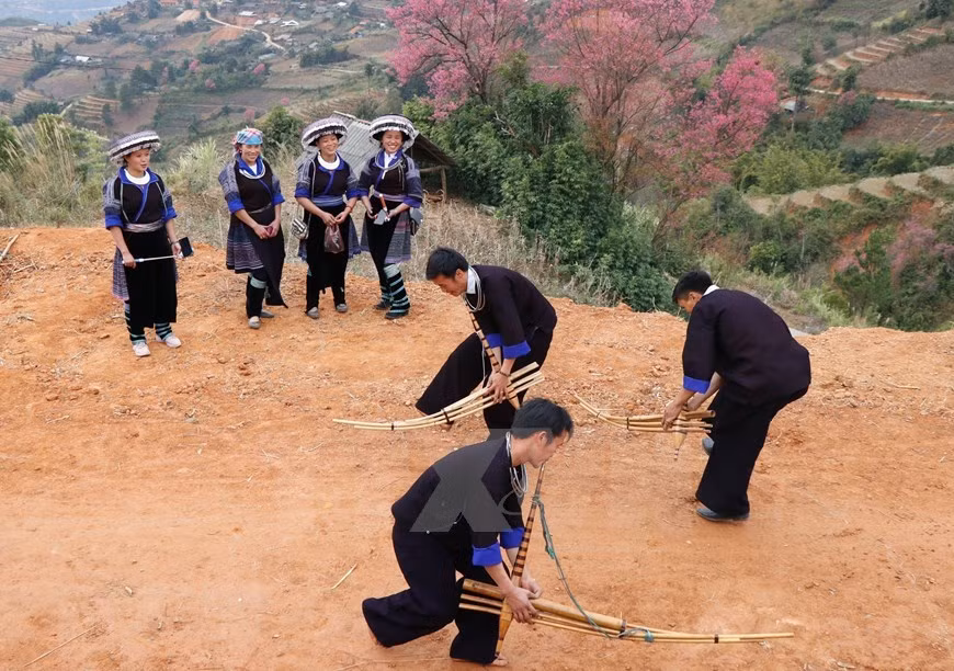 Les populations locales jouent souvent à des jeux traditionnels sous les arbres To Day (Photo: VNA) 