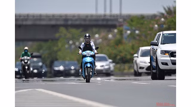 Rue Vo Nguyên Giap sous la chaleur étouffante.