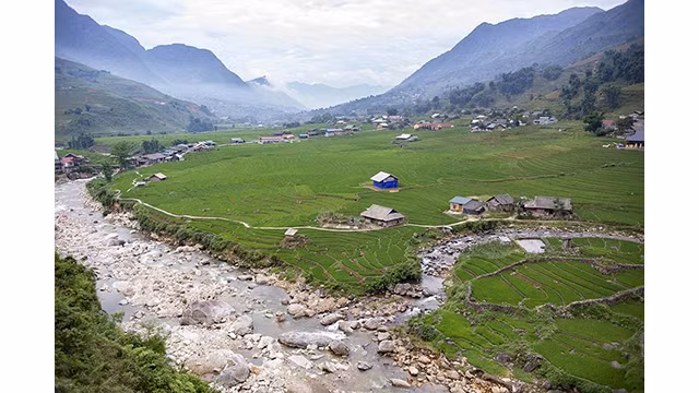 Du bourg de Sa Pa jusqu'à la route provinciale 152, les visiteurs peuvent à peine marcher grâce à la beauté des rizières en terrasses et des toits sur pilotis répartis dans la vallée. Les villages de Ta Van et de Lao Chai sont situés au flanc de la montagne surplombant la vallée Ta Van-Lao Chai, les séparant du monde extérieur.