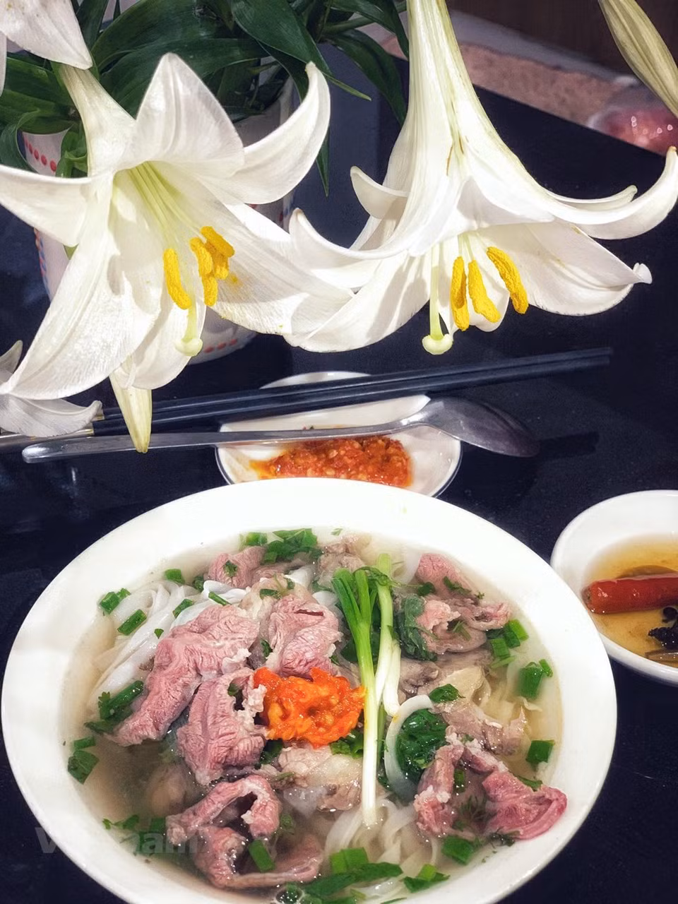 Le pho n'est pas simplement un plat délicieux, il est vraiment en train de devenir un ambassadeur culinaire. Il est loué dans toutes les formes d'art : poésie, cinéma, théâtre, peinture... Il s'agit d'un plat rempli de l'arôme de la Patrie. Le site Travel Channel a publié en 2018 la liste des plats à goûter absolument en voyageant, dont le pho vietnamien. Le pho est devenu un symbole de la gastronomie du Vietnam. En effet, bien qu’étant une spécialité de Hanoï, il est possible de déguster ce plat dans tout le pays. Des nuances dans sa préparation sont cependant à noter dans le Sud avec un bouillon davantage sucré et épais que dans le Nord. Photo : Vietnamplus 