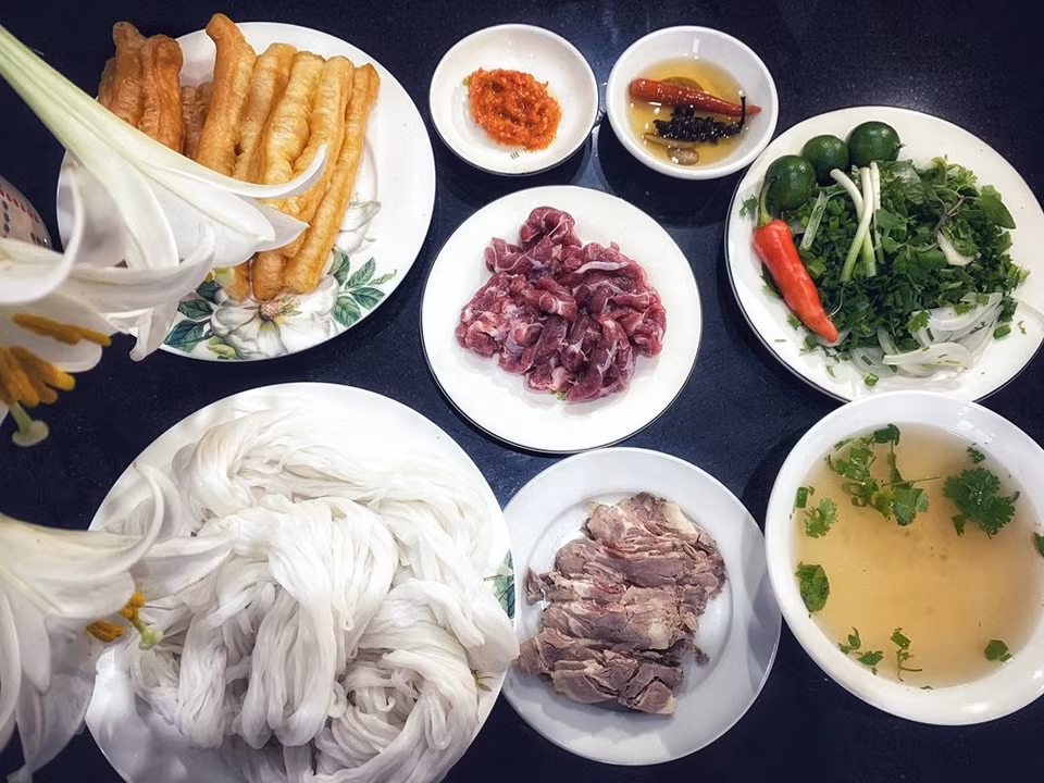 Ce met est un plat traditionnel et emblématique de la gastronomie vietnamienne. On le consomme souvent au petit déjeuner, n’importe où, que ce soit dans les restaurants, les hôtels de luxe ou sur un trottoir à des prix défiants toute concurrence. Un journaliste américain a écrit que le pho est un grand présent de la gastronomie vietnamienne. Un de ses confrères, David Rosengarten, a également dans le Huffington Post que l'un des grands représentants de la cuisine vietnamienne aux États-Unis est justement le pho . Il est depuis longtemps une spécialité de Hanoi, mais il s’est répandu au Vietnam. Il a ajouté qu’on le trouve dans tout restaurant vietnamien voire asiatique, mais que si l’on veut en manger un vrai pho , le «regular one», il faut aller dans un restaurant situé dans l’une des grandes communautés de vietnamiens comme à Los Angeles, à San Jose (Californie) ou encore à Houston (Texas)... . Photo : Vietnamplus 