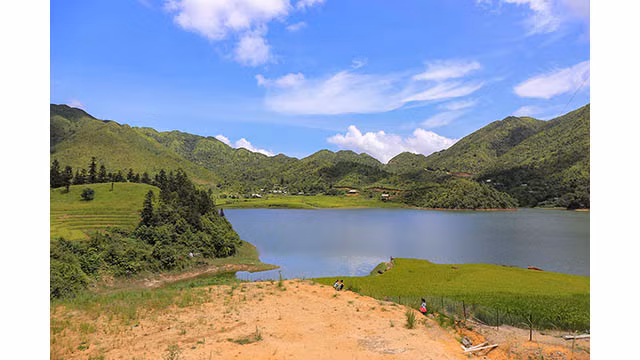 Ils peuvent également découvrir d'autres lieux attrayants autour des villages Ta Van et de Lao Chai, tels que la conduite d'une moto jusqu'au lac Seo My Ty et la visite des villages d’Y Linh Hô et Hâu Thào.