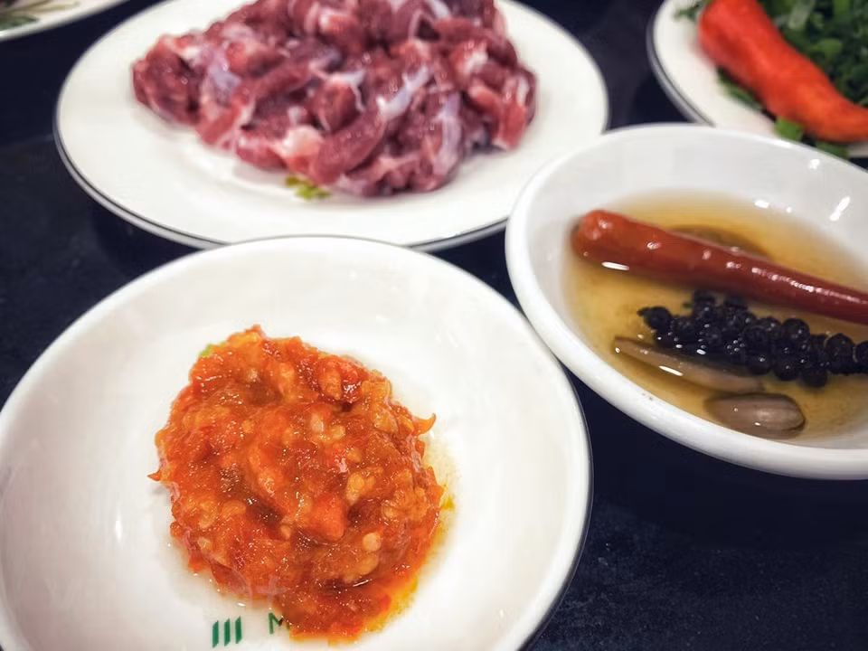 Le pho (soupe de nouilles à la viande de bœuf ou de poulet) est un très bon plat à déguster une fois arrivé au Vietnam. Les ingrédients principaux du pho sont des pâtes de riz, du bouillon, de la viande de bœuf ou de poulet, accompagnés d'un peu de poivre, de citron et d’oignon émincé. Ce met est un plat traditionnel et typique de la gastronomie vietnamienne. On le consomme souvent au petit déjeuner, n’importe où, que ce soit dans les restaurants, les hôtels de luxe ou sur un trottoir à un prix défiant toute concurrence. Photo : Vietnamplus 