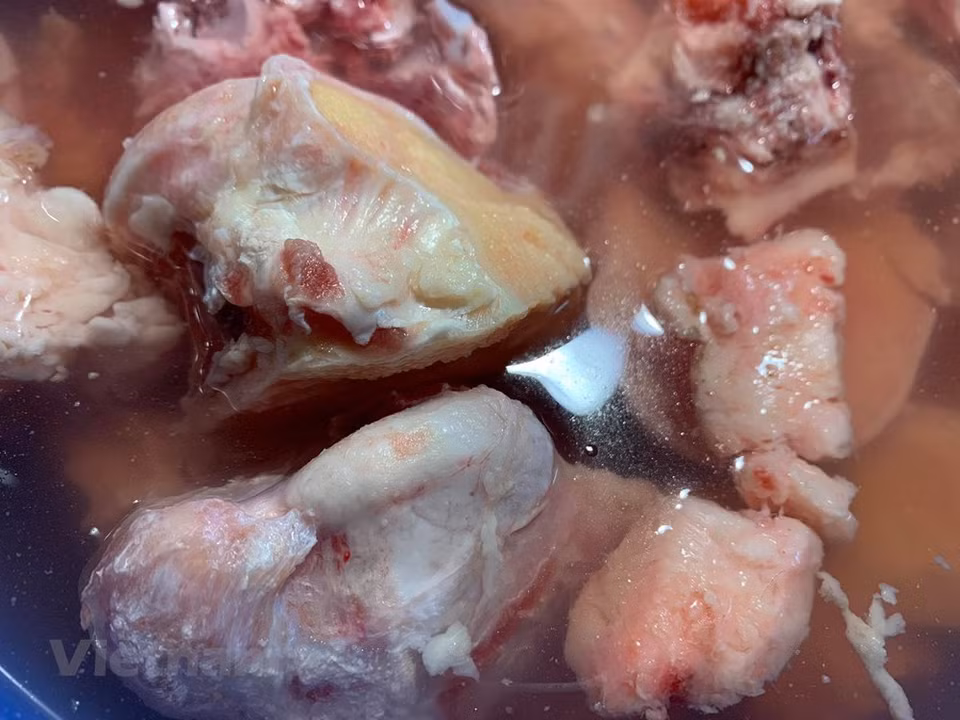 Le pho vietnamien (soupe de nouilles à la viande de bœuf ou de poulet) est considéré comme une nourriture à la fois délicieuse et saine. Le pho vietnamien (soupe de nouilles à la viande de bœuf ou de poulet) figure parmi les 7 plats servis dans un bol les plus délicieux dans le monde, selon le célèbre magazine touristique Lonely Planet. Il séduit grâce au goût harmonieux entre bouillon et nouilles de riz. Que ce soit le pho ga (soupe de nouilles de riz au poulet) ou le pho bo (au bœuf), l’arôme et la saveur sont très distinctifs. Le bouillon nutritif contient de nombreuses épices qui ont des effets antioxydants. Photo : Vietnamplus 