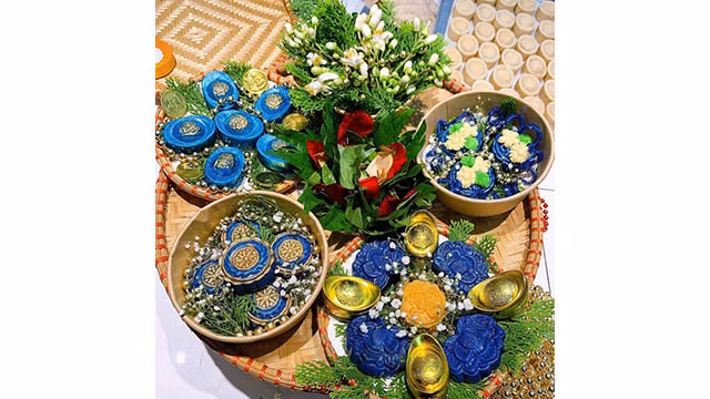 Les fleurs de pamplemousse bien présentées embellissent le plateau d’offrandes.