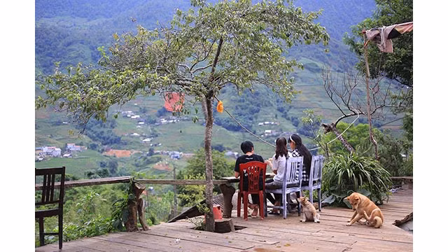 Les villages de Ta Van et de Lao Chai sont situés au flanc de la montagne surplombant la vallée Ta Van-Lao Chai, les séparant du monde extérieur.