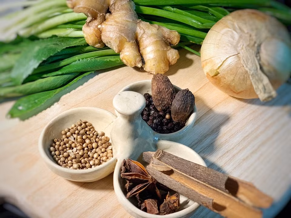 Les ingrédients pour faire le pho vietnamien (soupe de nouilles à la viande de bœuf ou de poulet) sont: filets de bœuf, gousses d’ail, pousses de soja, soupe de saumure de poisson, soupe d’huile végétale, coriandre et menthe, pho (pâtes de riz), salade, cacahuètes torréfiées, soupe de sucre, soupe d’eau, citron, saumure de poisson. Ce met est un plat traditionnel et typique de la gastronomie vietnamienne. On le consomme souvent au petit déjeuner, n’importe où, que ce soit dans les restaurants, les hôtels de luxe ou sur un trottoir à prix modéré. Photo : Vietnamplus 