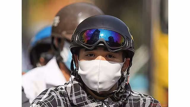 La température extérieure a atteint plus de 40oC à certains endroits, ce qui rendu les gens extrêmement mal à l'aise même en portant des chapeaux, des vêtements couvrants et des masques.