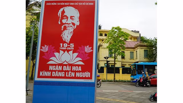 La rue Lê Hông Phong est décorée des panneaux pour célébrer le 130e anniversaire du Président Hô Chi Minh.