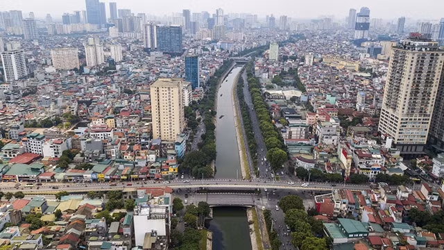 Le 4e auto-pont léger de Hanoi est celui de Nguyên Chi Thanh - Trân Duy Hung, d’un investissement total de 348 milliards de dôngs. Il traverse les rues de Lang, Nguyên Khang et Nguyên Ngoc Vu. Il a été ouvert à la circulation depuis décembre 2012. Le pont mesure 315 m de long, 16 m de large avec 4 voies à double sens.