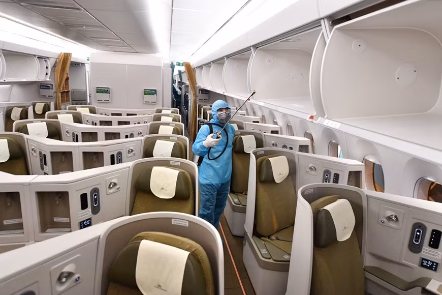 Nettoyage et désinfection de l'avion avant le départ.