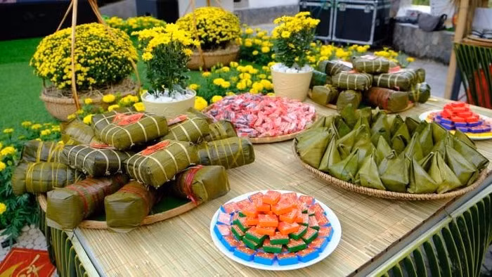 La préparation des "banh chung" au marché de Têt vietnamien à Phan Thiêt.