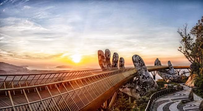 Le Pont d’or dans la zone touristique des Ba Na Hills à Dà Nang. 