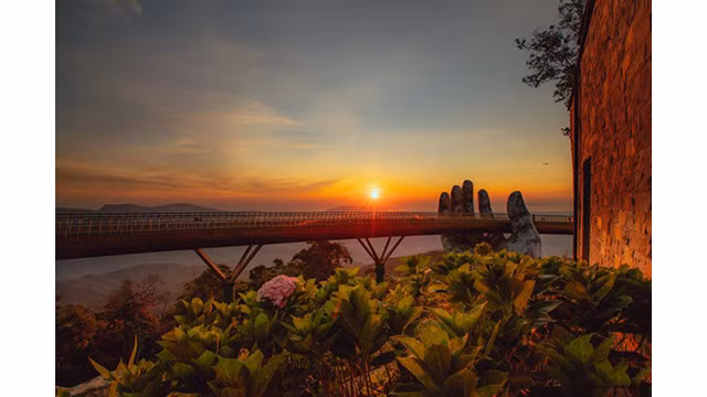 Le pont mesure 150 m de long et 12,8 m de large avec 8 travées comme point de passage du village français au jardin de Thiên Thai dans la zone touristique. Ce pont a été mis en service en 2018.