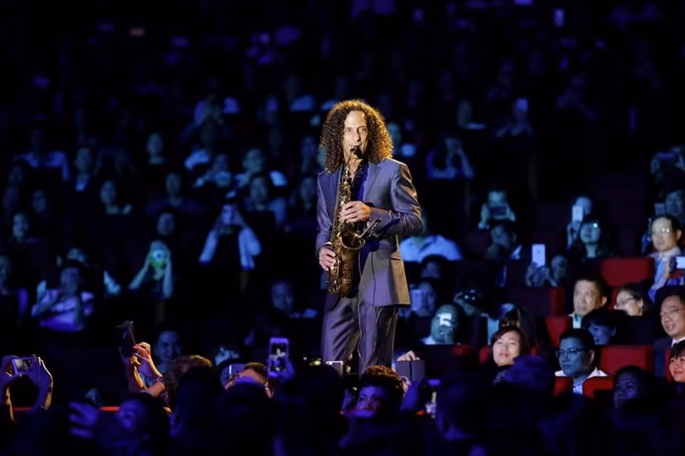 Kenny G a interprété les versions instrumentales de plusieurs chansons célèbres comme Forever in Love, Going Home, Heart &amp; Soul. 