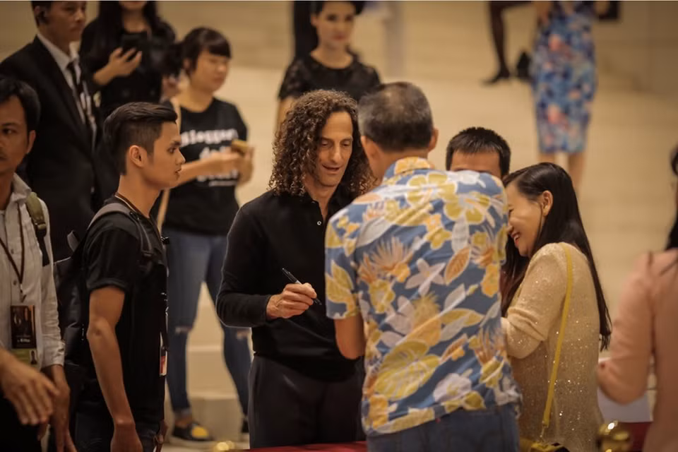 Après le concert, Kenny G a signé des disques pour des fans vietnamiens. 