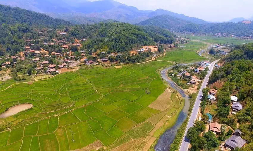 Située au Nord-Ouest, la province montagneuse du Nord de Dien Bien recense 19 ethnies vivant dans des villages situés à flanc de collines, entourés de rizières en terrasses.