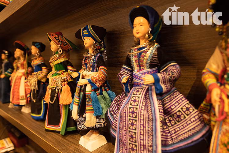 Des poupées portant des costumes traditionnels conçus par le peintre Nguyen Hoang Anh.