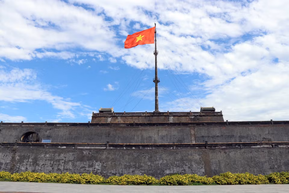 La tour au drapeau de Huê se trouve au sud de l’ancienne cité impériale. Elle fut construite en 1807. L’ouvrage est un symbole du patrimoine de Huê et une destination de choix pour de nombreux visiteurs. 