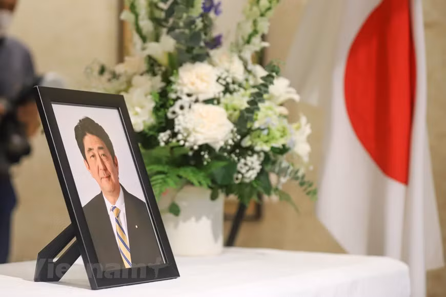 L'ancien Premier ministre japonais Abe Shinzo est décédé vendredi après-midi, 9 juillet, à l'hôpital de l'Université de médecine de Nara dans la préfecture de Nara (dans l'ouest du Japon), quelques heures après avoir été blessé par balles en plein meeting électoral, un attentat qui a suscité une vive émotion au Japon et à l'étranger. Cet événement a choqué non seulement les habitants du "pays du Soleil levant", mais aussi le monde entier, dont le Vietnam. L'ancien Premier ministre Abe Shinzo, à la longévité la plus importante de l'histoire du Japon, avait noué une relation très particulière avec le Vietnam. Pour le peuple vietnamien, Abe Shinzo a toujours été un ami proche qui a œuvré sans cesse au rapprochement des deux pays. 
