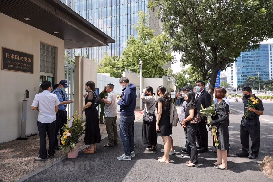 En effet, durant les années où il était Premier ministre, les relations entre le Vietnam et le Japon ont enregistré des avancées spectaculaires. M. Abe Shinzo a apporté de grandes contributions au développement des relations entre le Vietnam et le Japon, au profit des deux peuples, pour la paix, la prospérité, la coopération et le développement dans la région et dans le monde. Il s'est rendu au Vietnam quatre fois, dont deux en visite officielle en 2013 et 2017. Il est en aussi venu participer aux sommets de l'APEC tenus au Vietnam en 2006 et 2017. Dans une interview accordée au correspondant de l'Agence vietnamienne d'Information en février 2019, M. Abe Shinzo, alors encore Premier ministre du Japon, avait partagé : "Je me souviens encore de l'époque du Doi Moi (Renouveau) quand l'économie vietnamienne s'était développée de manière très dynamique. Il avait souligné: "Pour les Japonais, le peuple vietnamien est travailleur, intelligent, très patient et surtout très chaleureux". 