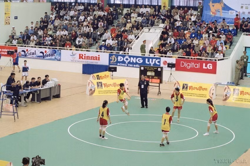 L'équipe féminine vietnamienne de foot-bag au gymnase de Hai Ba Trung, Hanoï. 