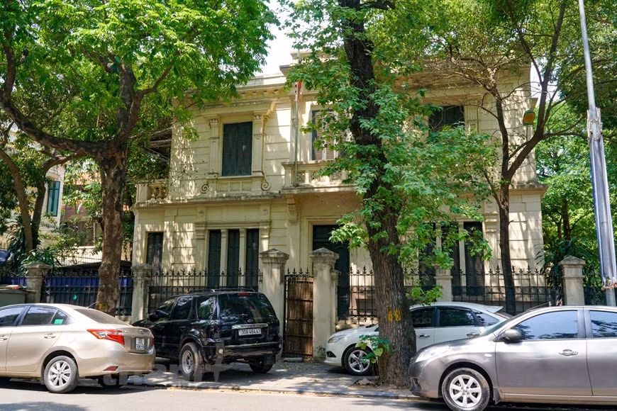 À Hanoi, qui dit belles architectures dit ex-quartier français au sud et à l’ouest du lac Hoan Kiem. Ce dernier, avec ses rues ombragées bordées de constructions d’allure européenne, fait partie désormais du patrimoine architectural de la capitale. L’ex-quartier français se caractérise par ses villas élégantes, dont beaucoup sont désormais occupées par des ambassades. Introduite au Vietnam vers la fin du XIXe siècle, l’architecture française s’est épanouie au fil des décennies, notamment à Hanoi, tout en cherchant à s’harmoniser graduellement avec son environnement oriental. Vers le milieu du XXe siècle, ce style est parvenu à s’affirmer en tant que trait caractéristique de la capitale vietnamienne. Photo : Minh Hieu/VietnamPlus 