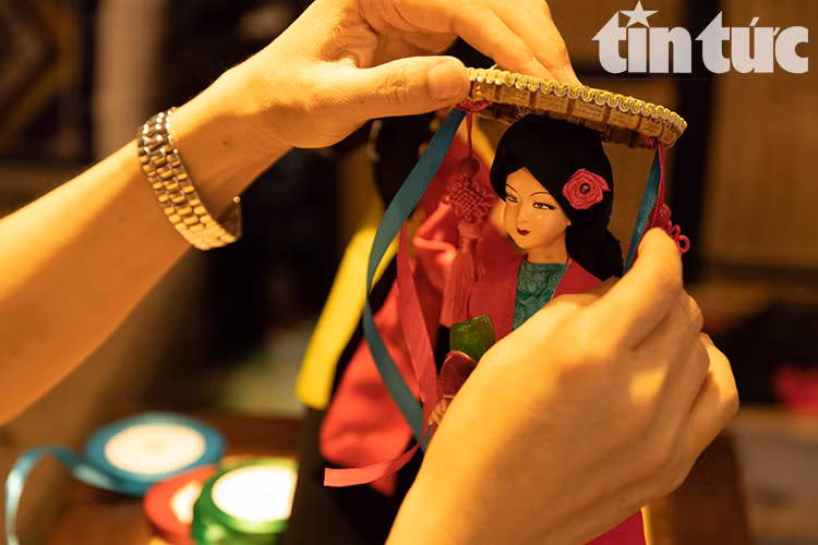 Selon le peintre Nguyen Hoang Anh, la fabrication de poupées portant des costumes traditionnels est un mariage entre la peinture et la mode. 