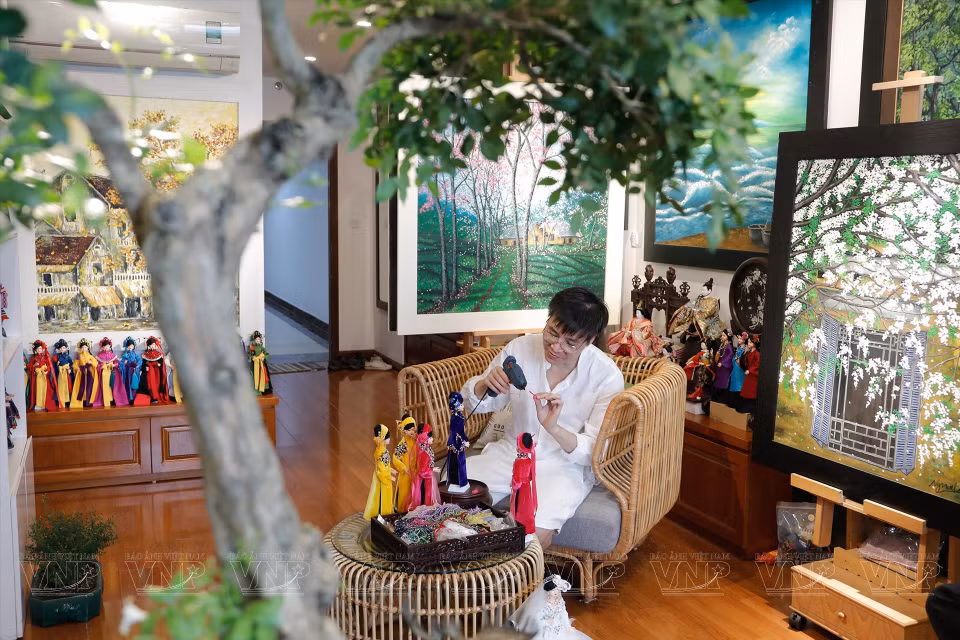 Le peintre Nguyen Hoang Anh dans son atelier. 