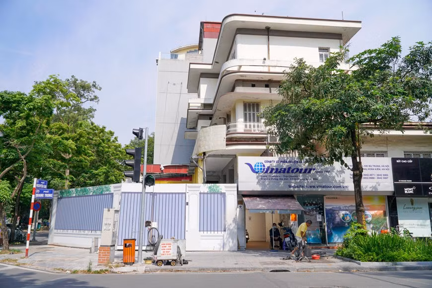 Le plus difficile est de comparer la valeur culturelle à l'intérêt économique. Nombreux sont ceux qui placent le second au-dessus de tout, ainsi des villas sont vendues puis revendues pour en tirer des bénéfices. Aux yeux du peintre Lê Thiêt Cuong, vendre les 599 villas équivaut à les supprimer. Elles sont non seulement des biens, mais constituent également un parc patrimonial. Sous ce deuxième angle, elles ne doivent pas être vendues, car une fois dans les mains de particuliers, elles pourraient être remplacées par des buildings. De plus, ce patrimoine étant culturel, le commercialiser serait une grave erreur. Il serait tout à fait erroné de parler de ces villas seulement d’un point de vue économique, ajoute-t-il. Photo : Minh Hieu/VietnamPlus 