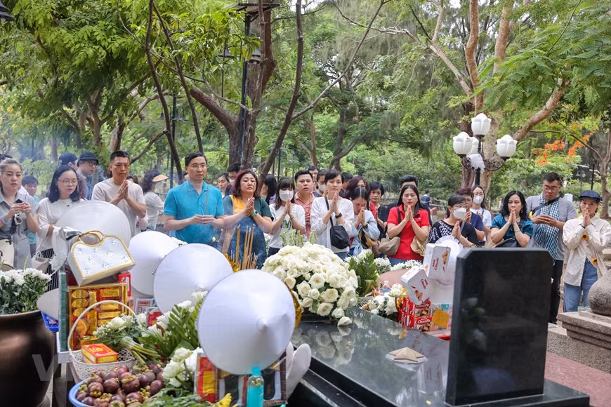Pour les touristes, qui sont de plus en plus nombreux à Con Dao, le cimetière Hàng Dương en général et la tombe de Vo Thi Sau en particulier constituent une destination incontournable. Née en 1933, Vo Thi Sau, jeune femme originaire de cette province, fût exécutée par balles, ici, au pied du mont Chua, par des colonialistes Français. Ce sont des prisonniers de Poulo Condor qui, jour après jour, bâtirent la tombe de la jeune héroïne. Aujourd’hui, la tombe a été reconstruite en marbre, avec une stèle portant ces mots : “ Vo Thi Sau, originaire de Đất Đỏ, province de Ba Ria-Vung Tau, née en 1933 et tombée au champ d’honneur le 23 janvier 1952, à l’âge de 19 ans”. Les colonialistes français l’arrêtèrent et la condamnèrent à mort alors qu’elle n’avait pas encore atteint la majorité. N’osant pas l’exécuter sur le continent, ils la conduisirent à Con Dao. Elle fut la première jeune fille à être fusillée sur l’île. Cette mort héroïque et la légende qui la suit toujours ont fait de Vo Thi Sau une véritable icône pour les insulaires. Ces derniers la considèrent même comme faisant partie de leur propre famille et lui rendent visite régulièrement au cimetière Hang Dương pour lui raconter leur vie. Photo: Hoài Nam/Vietnam+