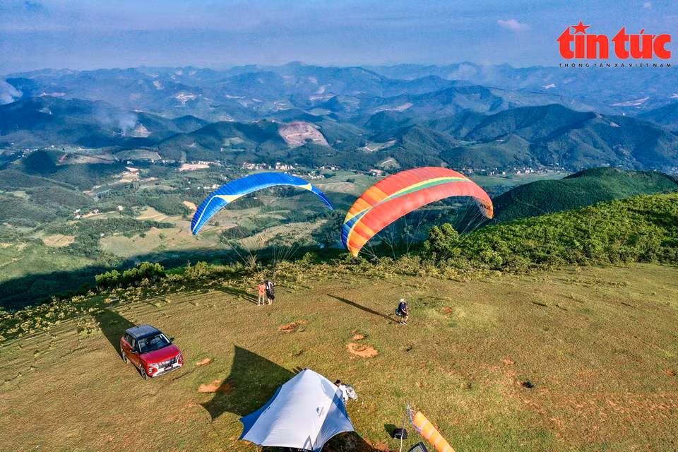 Pour pratiquer le parapente, les facteurs les plus importants sont la météo, le vent, l'équipement et les compétences du « pilote ».