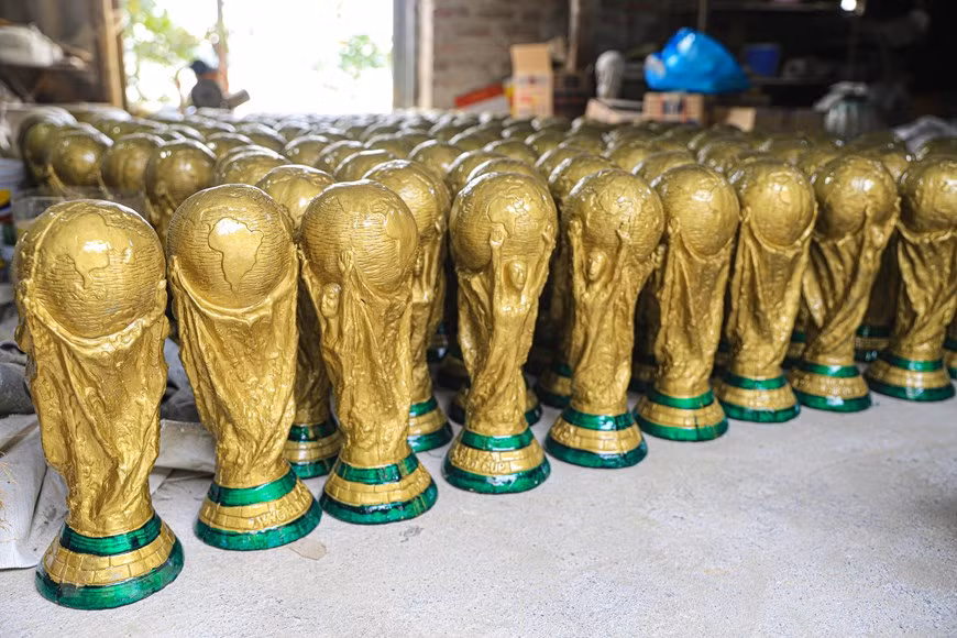Depuis septembre, l’atelier de fabrication de céramique Nhat Nga du village de poterie de Bat Trang, district de Gia Lam, à Hanoï, produit plus de 5.000 trophées en gypse.