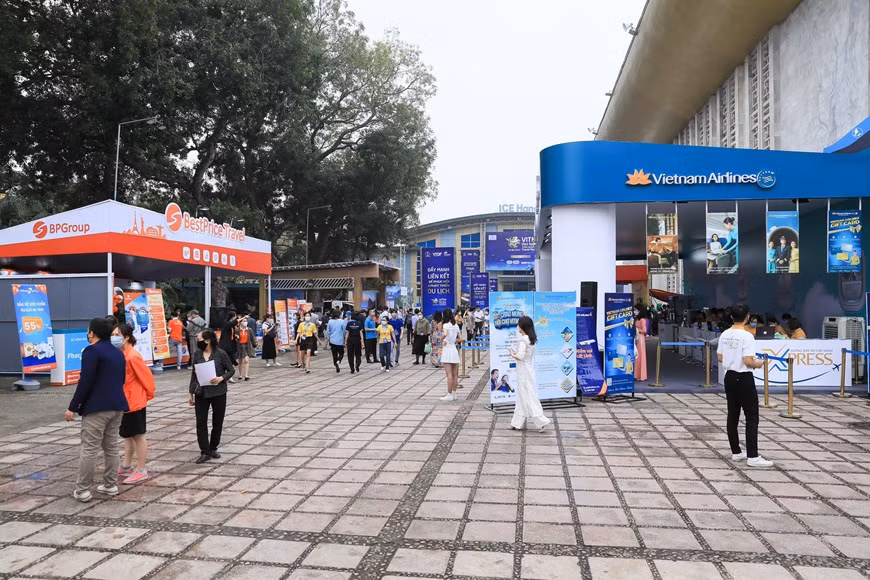 Le Vietnam sollicite le soutien de l’Organisation mondiale du tourisme (OMT) pour la relance du tourisme. Le Vietnam espère bénéficier du soutien de l’OMT pour relancer et développer le tourisme de manière plus durable, notamment à travers ses initiatives, son assistance technique et ses programmes de formation. La déclaration a récemment été faite par une délégation de l’Administration nationale du tourisme du Vietnam (VNAT) à la 54e réunion de la Commission de l’OMT pour l’Asie de l’Est et le Pacifique et la 33e réunion conjointe de la Commission de l’OMT pour l’Asie de l’Est et le Pacifique et la Commission pour l’Asie du Sud. Il s’agissait de deux réunions importantes de la région en préparation de la 24e Assemblée générale de l’OMT au Maroc en décembre 2021. La délégation vietnamienne était conduite par le directeur général adjoint de la VNAT, Hà Van Siêu. Photo: Vietnamplus