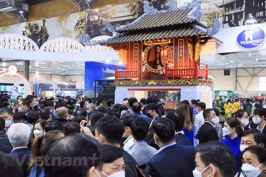 Le vice-ministre de la Culture, des Sports et du Tourisme, Doan Van Viet a insisté sur 5 questions à répondre pour le secteur du tourisme. Primo, la pandémie de COVID-19 cause de nombreuses difficultés au secteur mondiale du tourisme, mais également apporte de nombreuses nouvelles opportunités au tourisme vietnamien. C'est l’occasion pour nous de repenser, de repositionner et de restructurer le secteur du tourisme, créant une nouvelle percée et un nouveau niveau de développement. Secundo, le pays devrait veiller à promouvoir les investissements dans l’amélioration des installations techniques touristiques, le développement de nouveaux produits, de nouvelles destinations et de nouvelles lignes aériennes en fonction des besoins et des tendances post-pandémiques. Photo: Vietnamplus 