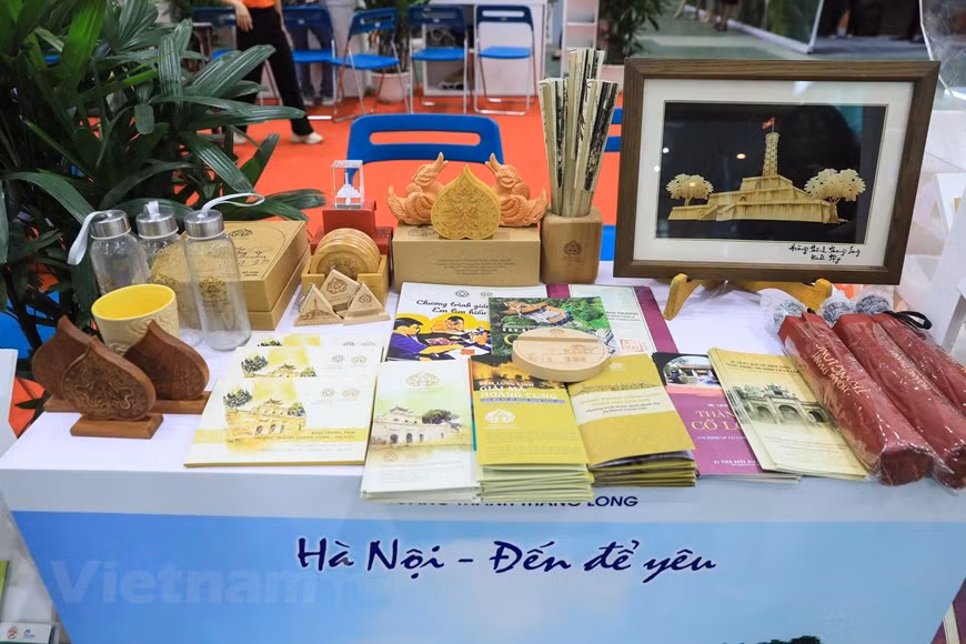 Tertio, selon le vice-ministre de la Culture, des Sports et du Tourisme, Doan Van Viet, il faudrait restructurer le marché touristique après la pandémie de COVID-19, en particulier les marchés internationaux ; investir et intensifier les activités de promotion sur les marchés cibles ; utiliser les technologies dans la promotion du tourisme, notamment les activités promotionnelles et publicité sur les plateformes numériques. Quarto, les localités et les entreprises devraient renforcer leurs liens, participer activement à la chaîne de valeur mondiale, concurrencer de manière égale avec les entreprises d'autres pays de la région, contribuant ainsi à améliorer la compétitivité du tourisme vietnamien sur la carte mondiale. Photo: Vietnamplus 