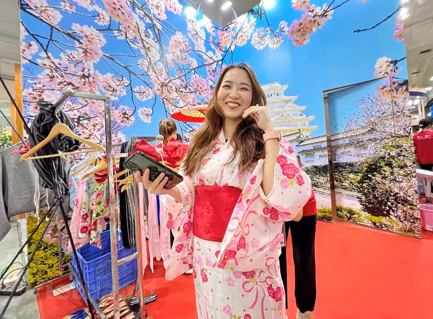 Lors de la Foire internationale du tourisme du Vietnam (VITM) 2022, l’agence de voyage Saigontourist a également rendu public de nouveaux produits et services touristiques domestiques. En plus de présenter des produits et services de bonne qualité à des prix préférentiels, le groupe a participé à des conférences et séminaires autour de la relance du tourisme, des défis en ressources humaines, de la transformation numérique du secteur. Le voyagiste a également organisé des séances de travail avec ses partenaires à Hanoï, au Nord, au Centre, dans les hauts plateaux du Centre, pour renforcer la promotion des affaires dans les grands marchés potentiels. Photo: Vietnamplus 