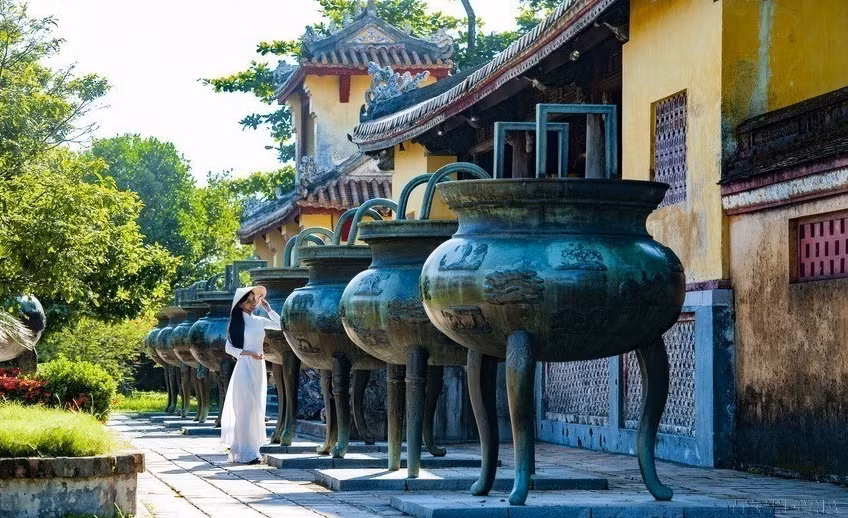 Situées dans la cité impériale de Huê, les neuf urnes dynastiques symbolisent l’autorité et la puissance de la dynastie des Nguyên, dernière dynastie royale de l’histoire vietnamienne (1802-1945). 
