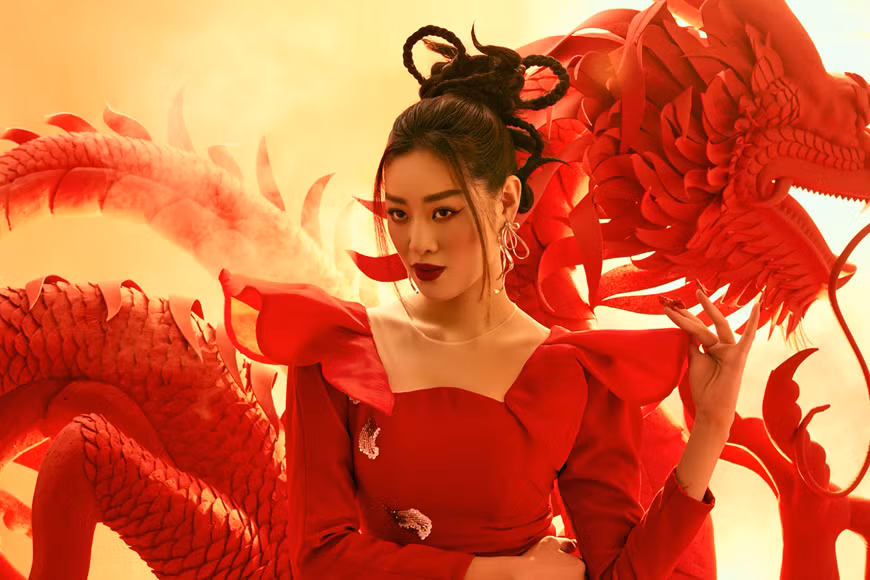 La belle porte un ao dai confectionné par le styliste Minh Chau.