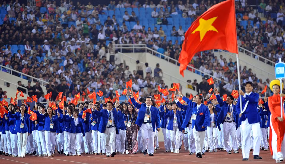 La délégation sportive vietnamienne lors de la cérémonie d'ouverture des 22es Jeux sportifs d'Asie du Sud-Est (SEA Games 22) dans la soirée du 5 décembre 2003, au stade national de My Dinh, Hanoï. 