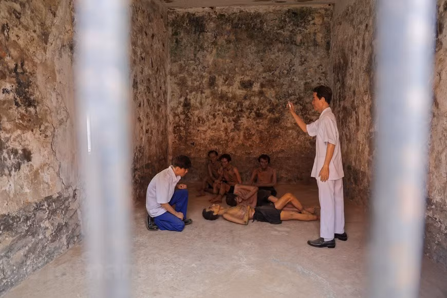 Malgré les sévices incessants infligés, les prisonniers montrèrent tout leur courage et ne vacillèrent pas. Pendant de nombreuses années, le nombre de détenus de la prison de Con Dao ne cessa d'augmenter, et de nombreuses mesures de châtiments corporels barbares y furent appliquées, ceci pour assurer la sécurité des colonialistes français en Indochine et éteindre l’amour de la Patrie parmi les soldats révolutionnaires. De 1941 à 1942, chaque jour environ 20 prisonniers perdaient la vie. Ce sont par exemple plus de 1.000 compatriotes qui sacrifièrent leur vie pour la Patrie dans “les cages à tigres” de la prison de Con Dao. Photo: Hoài Nam/Vietnam+
