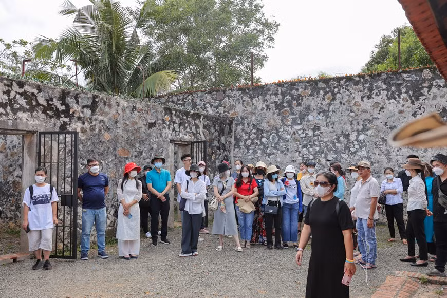 Du 24 au 26 juin, des journalistes du journal en ligne VietnamPlus, relevant de l’Agence vietnamienne d’Information (VNA) ont participé à un voyage intitulé "retour aux sources" sur l’île de Con Dao (Poulo Condor) au large de la province de Bà Ria-Vung Tàu (Sud). Sur place se trouvent des sites historiques reflétant tout à la fois les crimes des agresseurs et la volonté résolue et indomptable des soldats révolutionnaires et patriotes vietnamiens. À la prison de Con Dao, surnommée "l’enfer du bas monde", les journalistes du journal en ligne VietnamPlus ont vu de leurs propres yeux l'endroit où plus de 20.000 soldats révolutionnaires et patriotes vietnamiens furent détenus au cours des années de résistance contre les agresseurs. Photo : Hoài Nam/Vietnam+