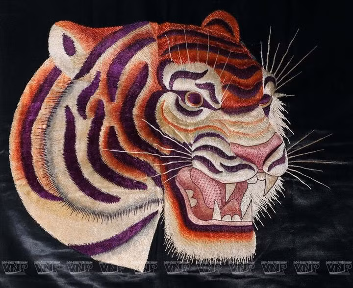 Taie d'oreiller brodée l’image de la tête de tigre au début 20ème siècle.