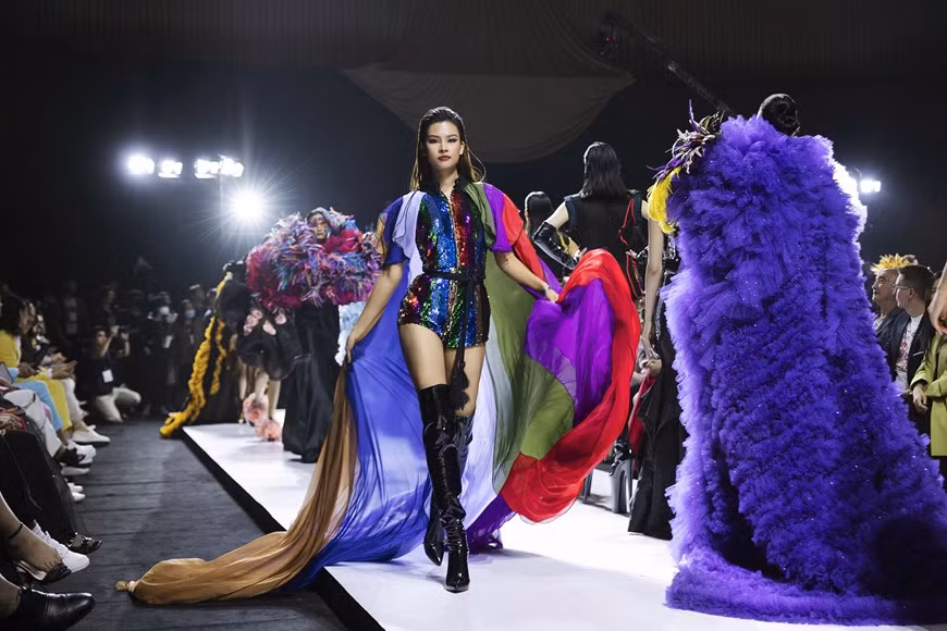 Grâce à la participation de stylistes et de marques de mode célèbres dans le pays et à l'étranger, ce programme est considéré comme en tête en Asie du Sud-Est et à la 4e place en Asie, derrière Tokyo, Séoul et Shanghai International Fashion Week. 