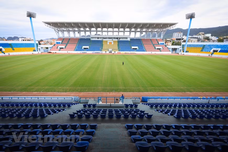  Après les travaux, la capacité d’accueil du stade de Cam Pha a été porté à 17.000 places. En plus, à côté des investissements dans l’installation d’une couverture plus moderne, le terrain et le système d'éclairage ont été améliorés pour mieux servir les matches des SEA Games 31. Plus précisément, tout le gazon a été renouvelé avec de l'herbe des Bermudes pour répondre aux normes internationales. Environ 15 jours avant les SEA Games 31, les dernières retouches seront effectuées. La salle de conférence de presse est spacieuse, prête à accueillir les journalistes régionaux qui viendront couvrir les compétitions acharnées de ce plus grand événement sportif régional. Photo : PV/Vietnam+