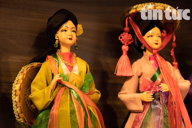Avec ses mains habiles et sa minutie, le peintre Nguyen Hoang Anh, à Hanoï, a produit des milliers de poupées vêtues des costumes traditionnels des 54 ethnies au Vietnam. 