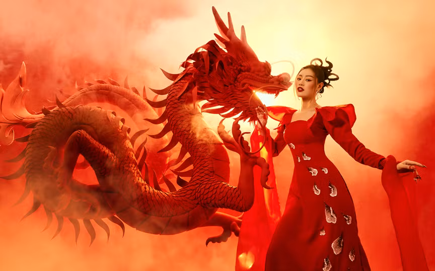 Accueillant le printemps 2022, Miss Univers Vietnam 2019 Nguyen Tran Khanh Van a montré sa beauté rayonnante en portant des "ao dai" inspiré du dragon, un emblème de la culture orientale. 
