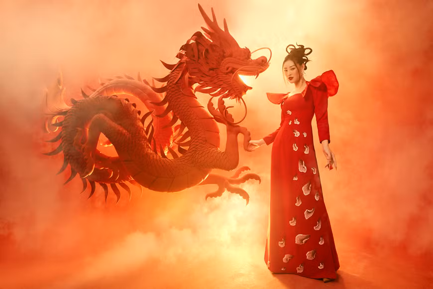 Les femmes vietnamiennes revêtent cette robe traditionnelle, non seulement pour devenir plus belles, mais également pour exprimer leur fierté envers l’emblème vestimentaire du pays. 