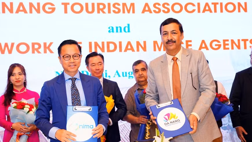 Dans le cadre de cet événement, les délégués ont assisté à la signature d'accords de coopération entre le Centre de promotion du tourisme de Da Nang et la Sarl indienne de services aéronautiques Global Aviation Services Plt, ainsi qu'entre l'Association du tourisme de Da Nang et le réseau d'agences de voyages MICE (NIMA) de l’Inde. En outre, la compagnie aérienne Vietjet Air a présenté ses lignes reliant les grandes villes d'Inde et du Vietnam, dont Da Nang. En particulier, Vietjet Air lancera des vols directs de Da Nang vers Mumbai et New Delhi les 17 et 18 octobre, respectivement, ainsi que vers Bangalore, Hyderabad et Ahmedabad les 28 et 29 novembre et le 1er décembre, respectivement. Photo : VietnamPlus 