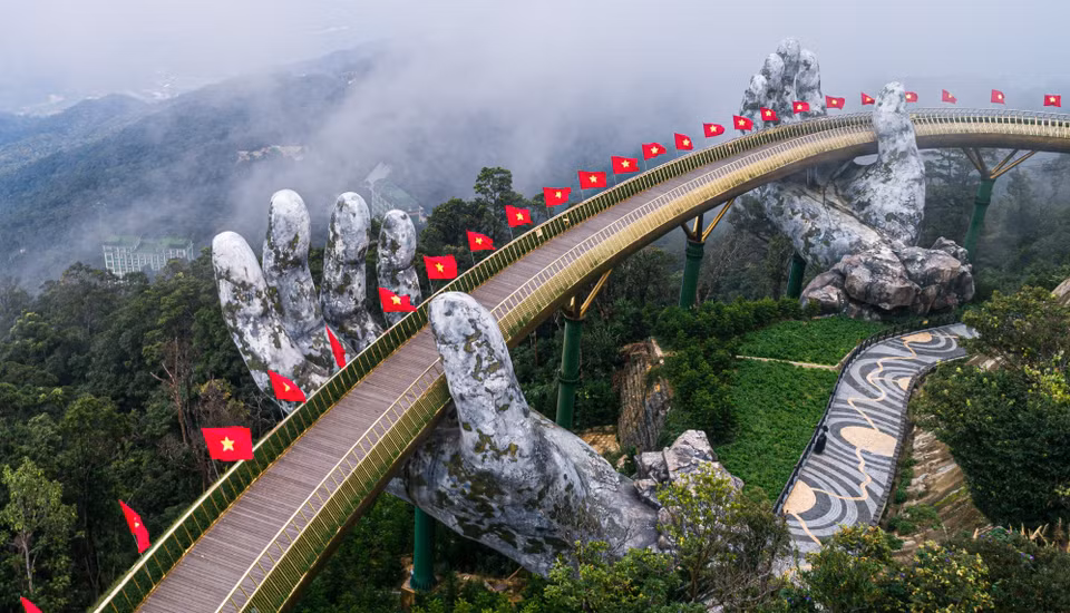 Le pont d'Or (Golden Bridge ou Câu Vàng en vietnamien) dans la ville côtière de Da Nang